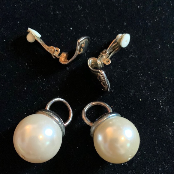 Vintage 90’s statement patina gold tone w removable oversized pearl clip earring - Picture 3 of 4